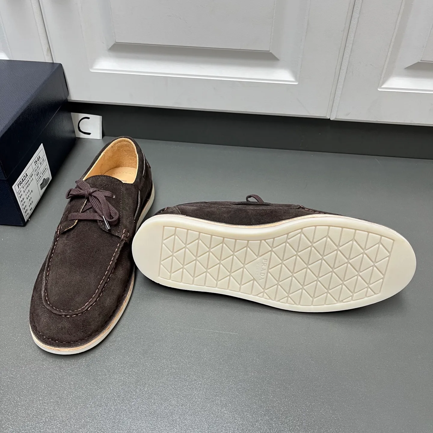 💰840 Prada men's new lace-up leather loafers. Made of flocked two-layer cow leather, these shoes combine classic design with handmade details, blending sophistication with casual comfort. Designed in a lace-up style, with open-stitched seams on the skirt, 1.5cm white rubber soles with leather welts, dyed calfskin lining, and silver-labeled cowhide feet, the style is simple and elegant. C leather shoe size: 39/40/41/42/43/44 coffee color original box packaging + dust bag